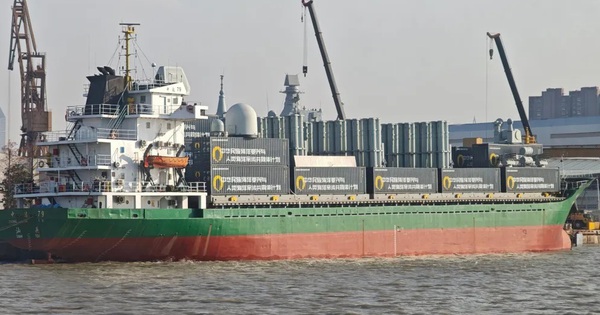 Xuất hiện tàu chở hàng Trung Quốc chất đầy bệ phóng tên lửa