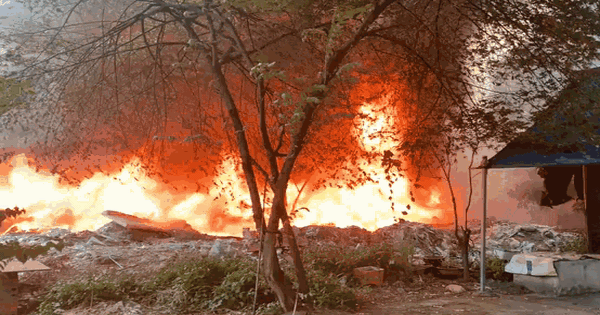 TP.HCM: Cháy bãi rác rộng hàng trăm mét vuông ở phường Đông Hòa