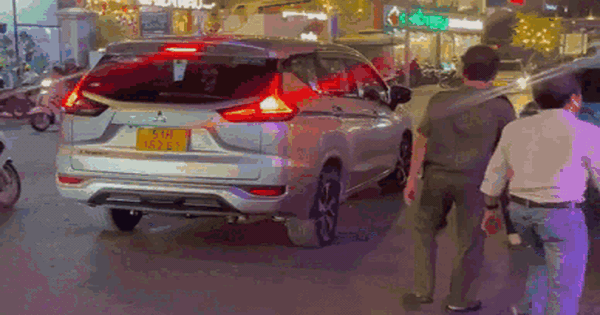 TP.HCM: Đòi phí vệ sinh, tài xế taxi bị nhóm khách hành hung, đập phá xe