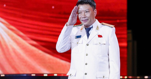 Trưởng công an xã kể chuyện bơi 2 km vượt lũ dữ cứu người trong đêm