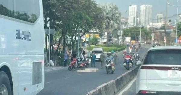 TP.HCM: Xe máy công nghệ va chạm xe khách, cụ bà 75 tuổi tử vong