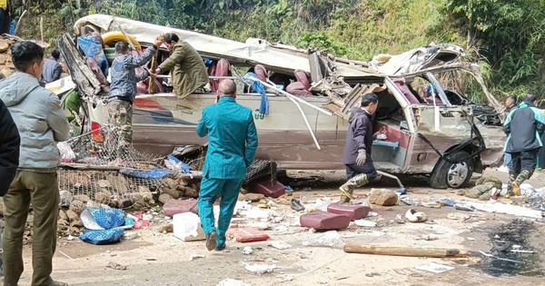 Hiện trường vụ xe chở đoàn từ thiện bị lật khiến 9 người chết ở Lào Cai