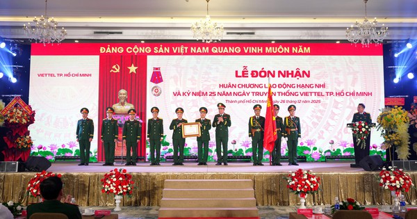 Viettel TP.HCM đón nhận Huân chương Lao động hạng Nhì