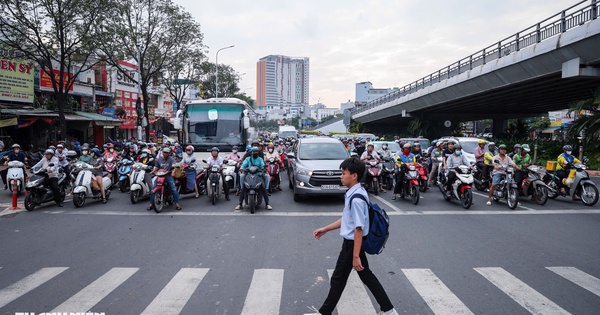 Nhìn lại 2025: Camera AI chấm dứt cảnh đèn đỏ còn 3 giây là bấm còi ở TP.HCM