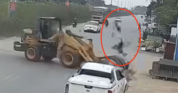 Bắt giam tài xế máy múc vì hất người phụ nữ đi xe máy lên trời