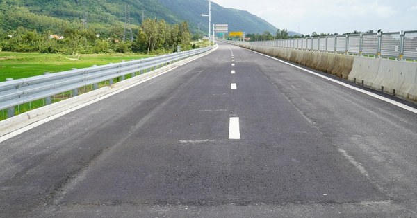 Cao tốc Vân Phong - Nha Trang: 13 km đầu tuyến chưa thông xe đã phải sửa
