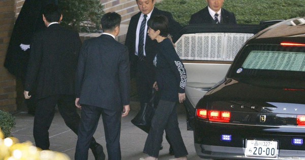 Thủ tướng Nhật gây sốt trong trang phục giản dị chuyển vào sống ở dinh thự Tokyo