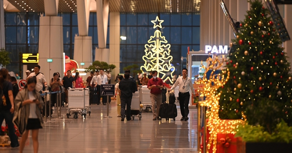 Nhà ga T3 Tân Sơn Nhất 'lên đồ' lung linh đón hàng vạn khách đầu năm mới