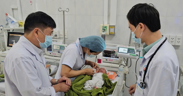 Bé gái bị vùi trong vườn cao su được một gia đình ở Đà Nẵng nhận nuôi