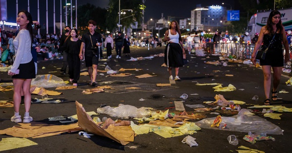 Ngổn ngang rác sau đêm giao thừa 2026, sáng nay trung tâm TP.HCM lại xanh sạch đẹp