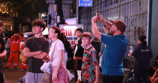 Khách Tây đón giao thừa 2026 tại TP.HCM: Bất ngờ vì không khí náo nhiệt