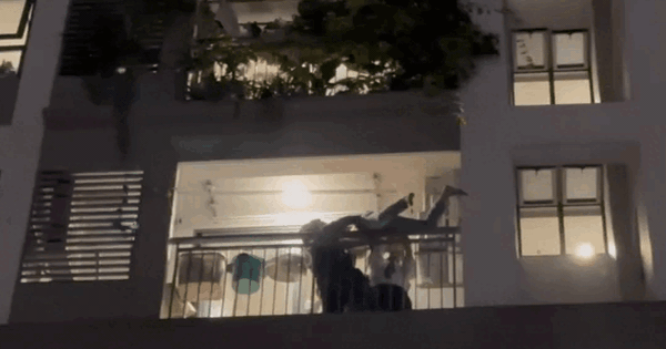 'Nghẹt thở' cảnh giải cứu nam thanh niên kẹt ở thanh đà thông tầng chung cư