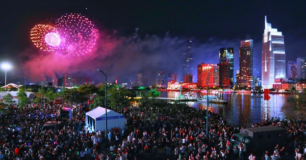 Chúc mừng năm mới 2026: Rực rỡ pháo hoa trên bầu trời TP.HCM