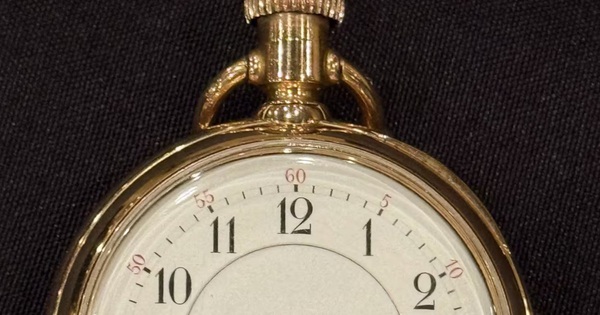 Đồng hồ vàng của cặp đôi nổi tiếng trên tàu Titanic được bán 60 tỉ đồng