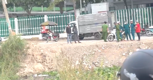 Đang đi đón con, bỗng phát hiện một thi thể dưới kênh