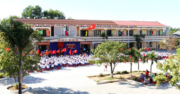 Quảng Trị: Kh&ocirc;ng c&oacute; chuyện &lsquo;d&agrave;n dựng bắt c&oacute;c học sinh&rsquo; trước cổng trường