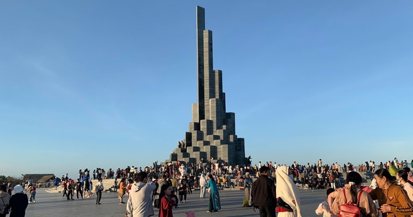 Xem x&eacute;t lại việc quản l&yacute; th&aacute;p Nghinh Phong sau vụ 'khiếm nh&atilde; với du kh&aacute;ch'