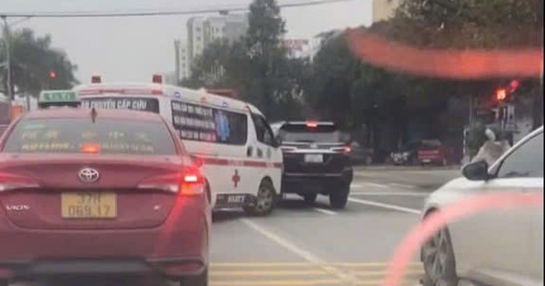 Đang dừng đ&egrave;n đỏ, nhường đường xe ưu ti&ecirc;n c&oacute; bị CSGT phạt?