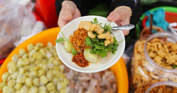 C&oacute; g&igrave; ở h&agrave;ng b&aacute;nh lọc Huế 15.000 đồng khiến thực kh&aacute;ch 'm&ecirc; đắm'?