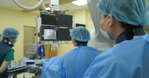 Hơn 4 giờ căng thẳng cứu người đ&agrave;n &ocirc;ng 'ho ra m&aacute;u s&eacute;t đ&aacute;nh'