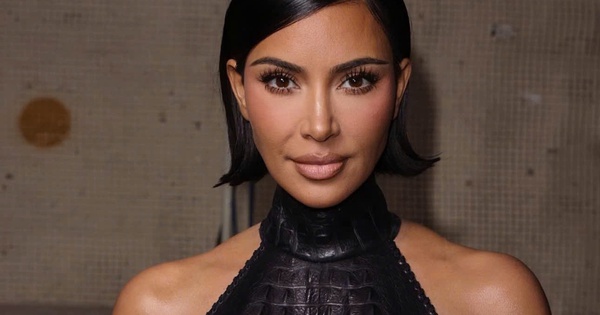 Kim Kardashian lộ ảnh h&ocirc;n trai lạ tr&ecirc;n b&atilde;i biển