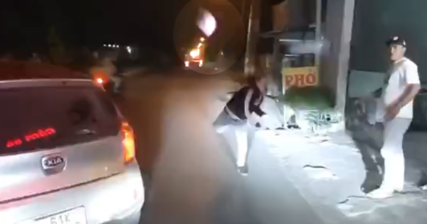 X&aacute;c minh nh&oacute;m người n&eacute;m vật cứng xe &ocirc; t&ocirc; đang chạy trong đ&ecirc;m