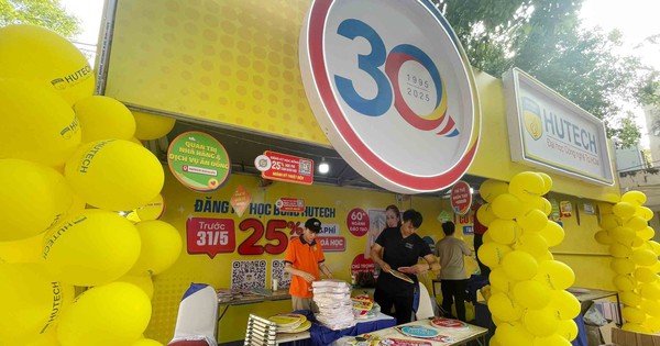 Giảng vi&ecirc;n gi&uacute;p học sinh trải nghiệm nghề nghiệp