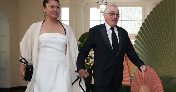 Robert De Niro hạnh ph&uacute;c b&ecirc;n bạn g&aacute;i k&eacute;m 53 tuổi