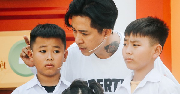 Tuấn Hưng kh&oacute;c nghẹn trước 3 đứa trẻ mất đi cha mẹ trong c&ugrave;ng một ng&agrave;y