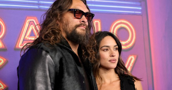 'Aquaman' Jason Momoa t&igrave;nh tứ b&ecirc;n bạn g&aacute;i mới