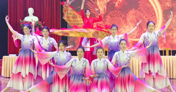 Sinh vi&ecirc;n 'tr&aacute;i ng&agrave;nh' m&uacute;a cổ trang, nhảy hiện đại 'h&uacute;t mắt' ngh&igrave;n người