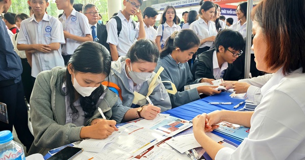 'Cấm dạy th&ecirc;m học th&ecirc;m c&oacute; phải mất cần c&acirc;u cơm kh&ocirc;ng?'