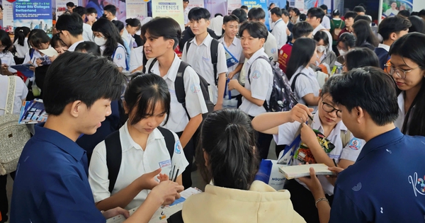 Tư vấn m&ugrave;a thi 2025: Chia sẻ với học sinh về xu hướng việc l&agrave;m thời AI