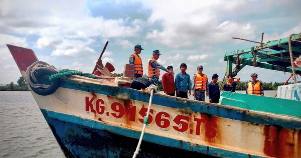 Bắt giữ thuyền trưởng t&agrave;u c&aacute; mua dầu của t&agrave;u lạ tr&ecirc;n biển