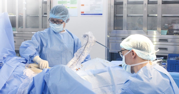 Vỡ bồn vệ sinh, c&ocirc; g&aacute;i bị r&aacute;ch v&ugrave;ng k&iacute;n