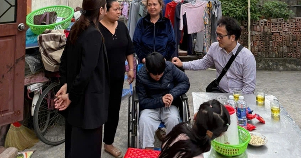 M&oacute;n qu&agrave; xe lăn gi&uacute;p trẻ bại n&atilde;o 'tho&aacute;t khỏi s&agrave;n nh&agrave;'