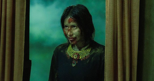 Khả Như phải ăn cơm một m&igrave;nh, kh&ocirc;ng d&aacute;m nh&igrave;n v&agrave;o gương khi đ&oacute;ng phim kinh dị