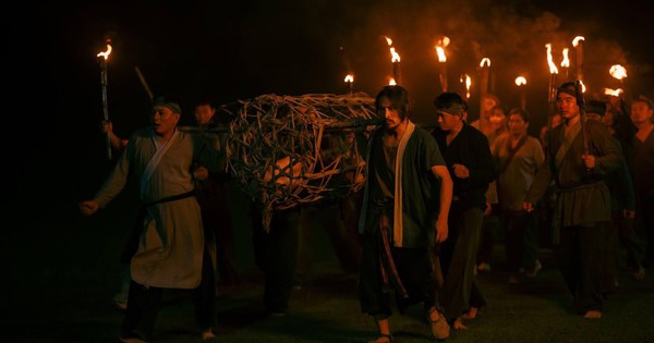 Kh&aacute;n giả b&igrave;nh phim Việt: V&igrave; sao &lsquo;Đ&egrave;n &acirc;m hồn&rsquo; vượt mốc 100 tỉ đồng?