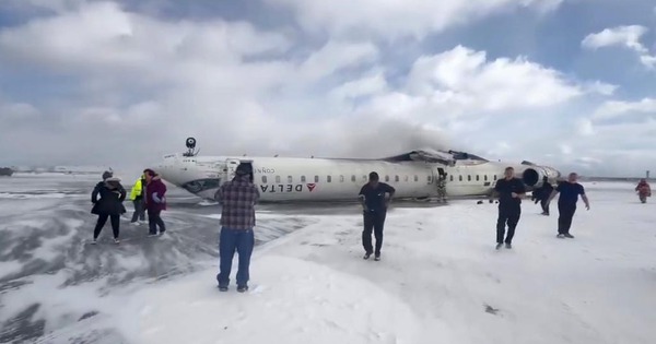 Hiện trường tai nạn m&aacute;y bay lật ngửa ở Canada