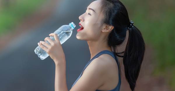 Ng&agrave;y mới với tin tức sức khỏe: Uống chừng n&agrave;y nước ph&ograve;ng được đột quỵ