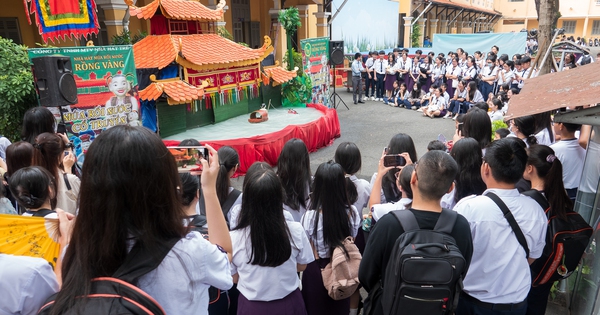 Trầm trồ khi học sinh h&aacute;t bội, diễn cải lương, m&uacute;a rối nước với nghệ sĩ