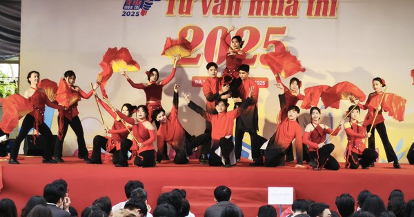 Tiết mục văn nghệ của học sinh &#039;đốt ch&aacute;y&#039; s&acirc;n khấu Tư vấn m&ugrave;a thi