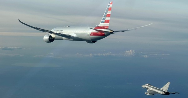 M&aacute;y bay chở kh&aacute;ch Mỹ bị đe dọa đ&aacute;nh bom, được m&aacute;y bay chiến đấu hộ tống