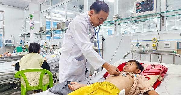 Thầy thuốc nh&acirc;n d&acirc;n Phạm Văn Dũng hết l&ograve;ng v&igrave; bệnh nhi, đồng nghiệp