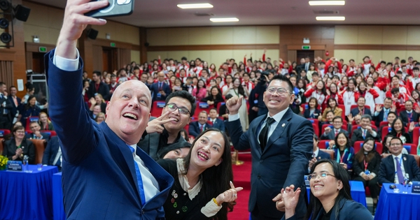 Thủ tướng New Zealand &#039;selfie&#039; với sinh vi&ecirc;n Trường ĐH Ngoại thương