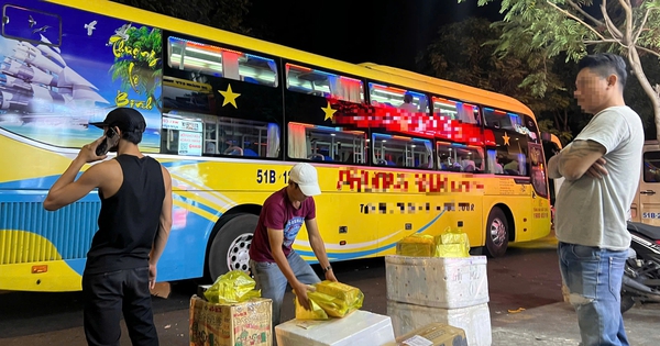 TP.HCM: Xe kh&aacute;ch biến tướng, tung ho&agrave;nh b&aacute;t nh&aacute;o ở trung t&acirc;m Q.1