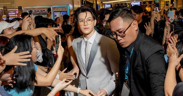 Anh T&uacute; Atus xuất hiện bảnh bao, được fan v&acirc;y quanh tại sự kiện