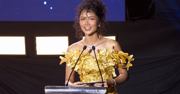 H&#039;Hen Ni&ecirc; n&oacute;i g&igrave; về h&agrave;nh động d&agrave;nh cho Nguyễn Xu&acirc;n Son ở &#039;Quả b&oacute;ng v&agrave;ng&#039;?