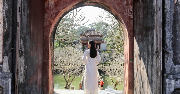 Du kh&aacute;ch viếng lăng vua Minh Mạng để t&igrave;m g&oacute;c chụp &#039;thần th&aacute;nh&#039;