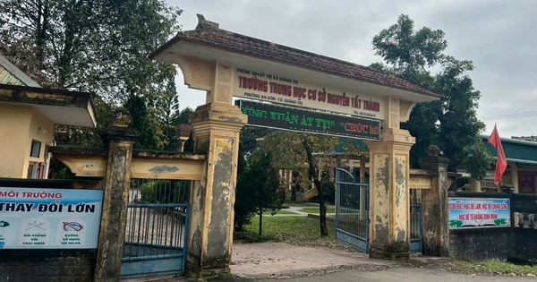 Quảng Trị: C&ocirc;ng an v&agrave;o cuộc vụ người phụ nữ dụ dỗ học sinh trước cổng trường